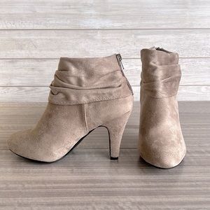 [NWT] Francesca's Carel Suede Bootie – Size 10 (Gray)